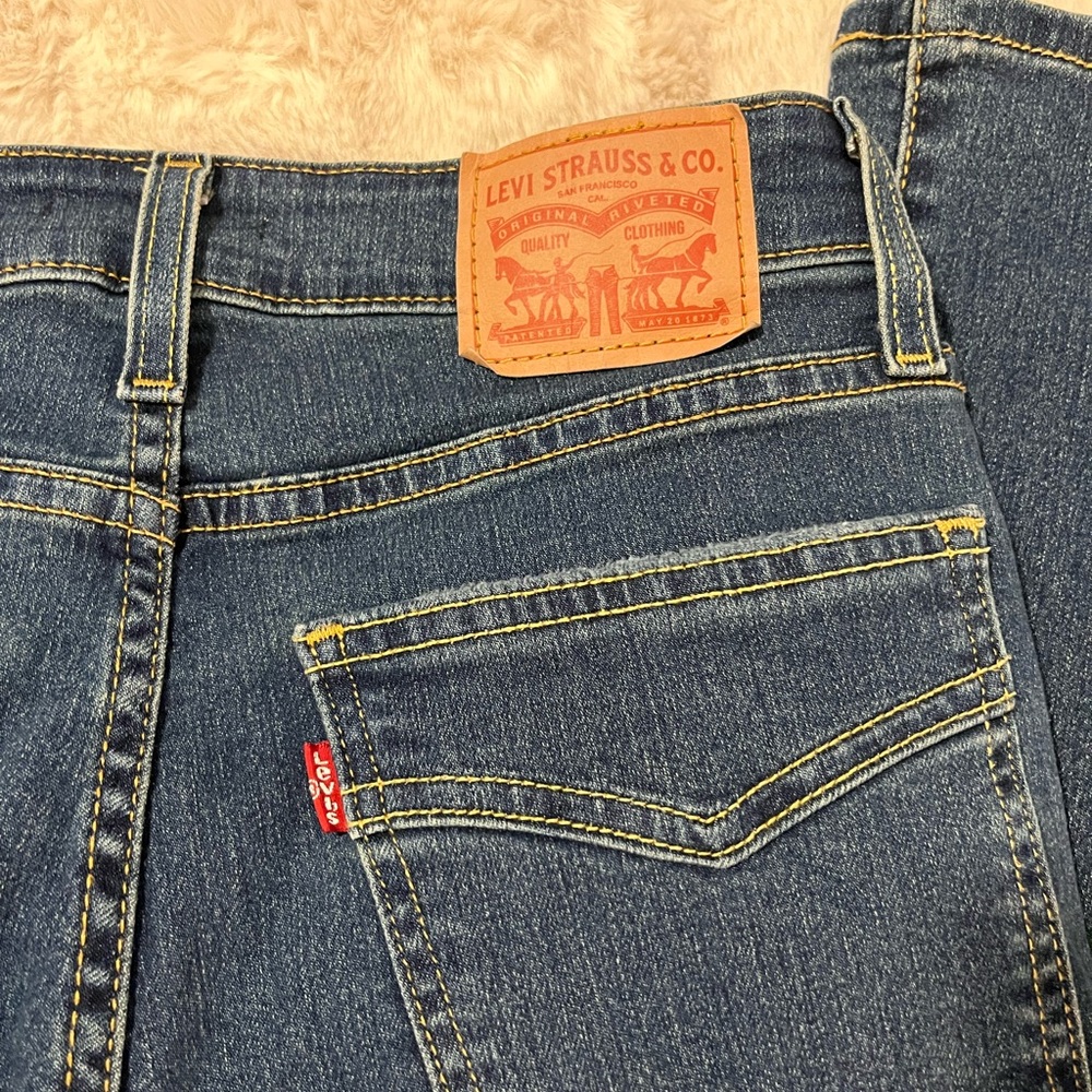 Levi's Women’s 725 High Rise Bootcut Dark Blue Jeans - Picture 4 of 6